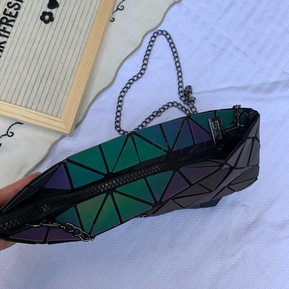 Geometric color shifting purse - Picture 3 of 4